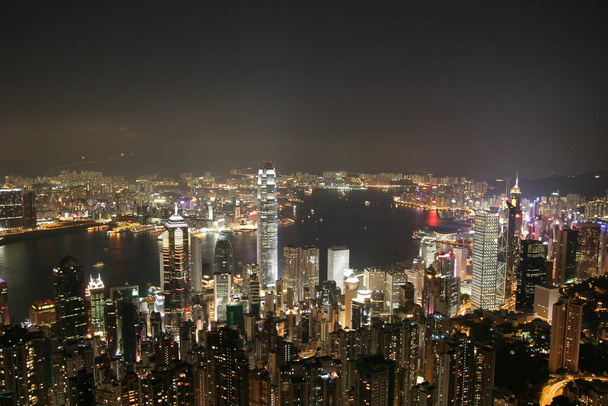 16 июля 2005 High angle view at night from Lugard Road Lookout, Victoria Peak - Фото, изображение