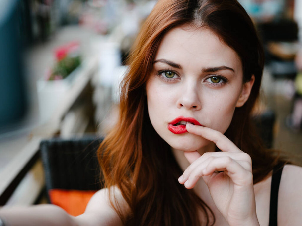 mujer romántica con labios rojos selfie hombros desnudos modelo de primer plano - Foto, imagen