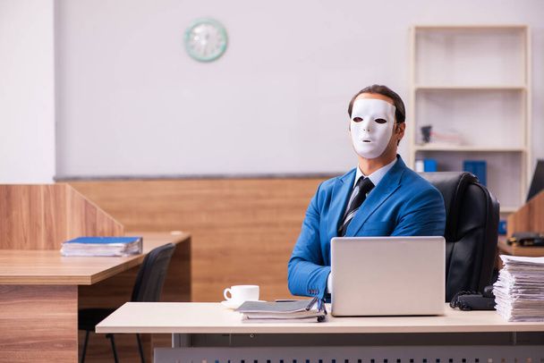 Młody mężczyzna pracownik w maskach w biurze - Zdjęcie, obraz