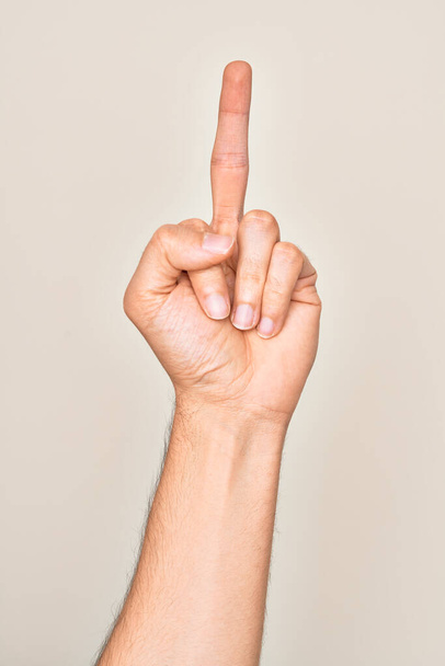 Рука білого чоловіка, який показує пальці над ізольованим білим тлом, показує провокаційний і грубий жест, який робить хуй, ви символ середнім пальцем
 - Фото, зображення