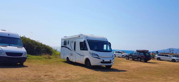 caravana reboque carro à beira-mar em férias de verão dia quente ensolarado - Foto, Imagem