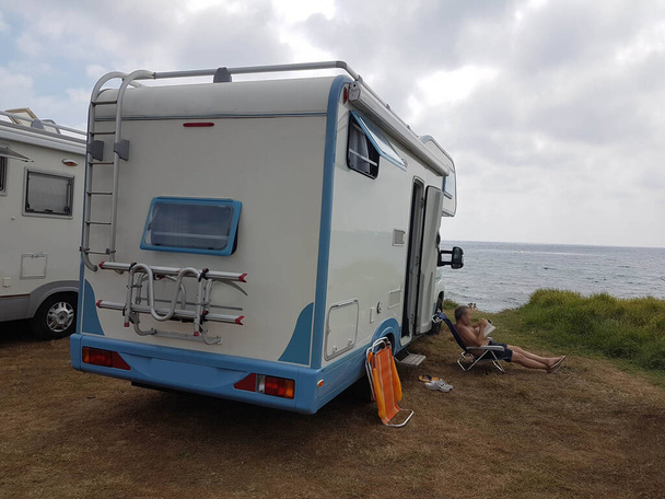 caravane remorque voiture au bord de la mer pendant les vacances d'été journée chaude ensoleillée - Photo, image