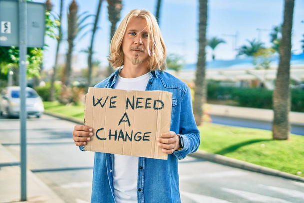Молодому скандинавському активісту з серйозним виразом потрібен банер змін у місті
. - Фото, зображення