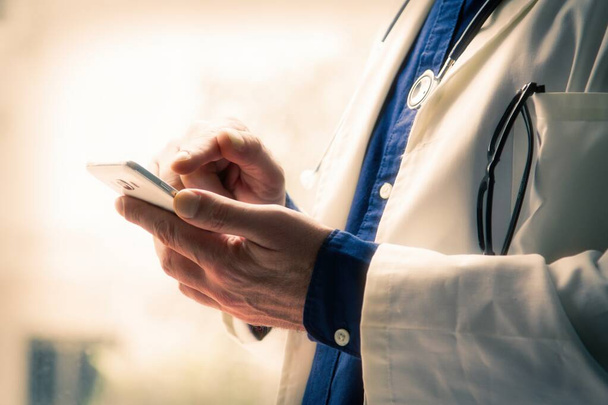 doctor using mobile phone close up view - Foto, Imagen