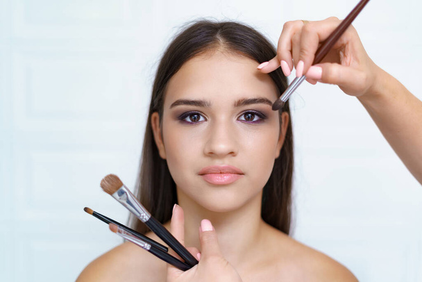 Maquillaje trabajo de artista en su salón de estudio de belleza visage - Foto, Imagen