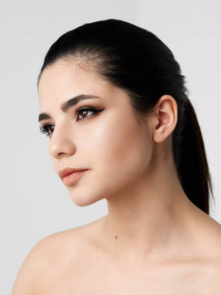 brunette face makeup naked shoulders clear skin close-up - Foto, Imagen
