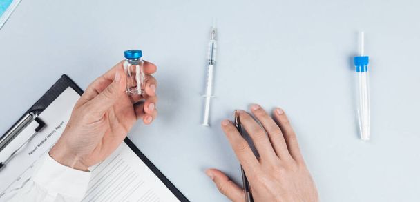 Sekcja rąk męskiego lekarza wykonująca szczepionkę przeciw koronawirusowi - Zdjęcie, obraz