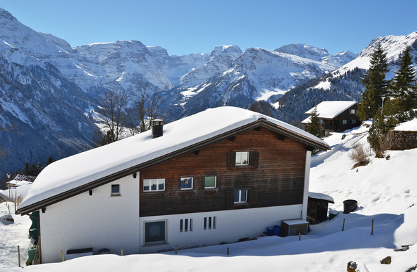 casa nas montanhas nevadas - Foto, Imagem
