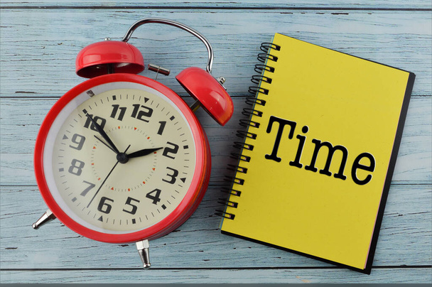 Alarm hodiny a notebook napsaný s TIME - Fotografie, Obrázek
