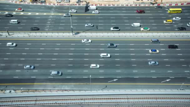 Timelapse ruchliwego ruchu samochodów wielopasmowych na autostradzie w słoneczny dzień - Materiał filmowy, wideo
