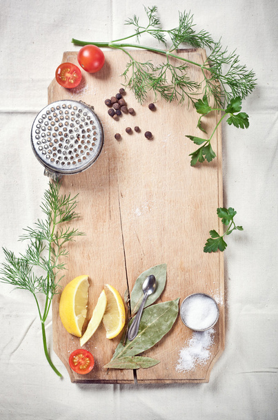 konyhai eszközök, fűszerek és gyógynövények a főzés hal a vágás b - Fotó, kép