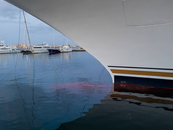 Bolle boeg van een luxe jacht aangemeerd in Palma de Mallorca haven, Baleares - Foto, afbeelding