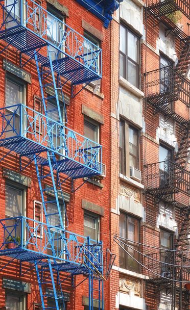 Vanha punainen tiili rakennuksia rauta paloportaat, New York City, USA. - Valokuva, kuva