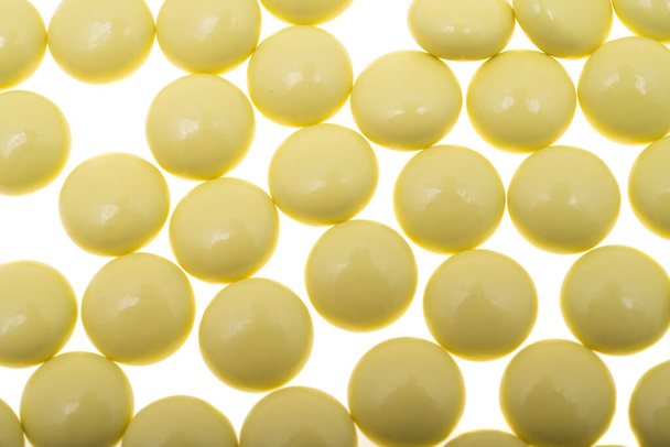 pílulas valerianas isoladas em fundo branco  - Foto, Imagem