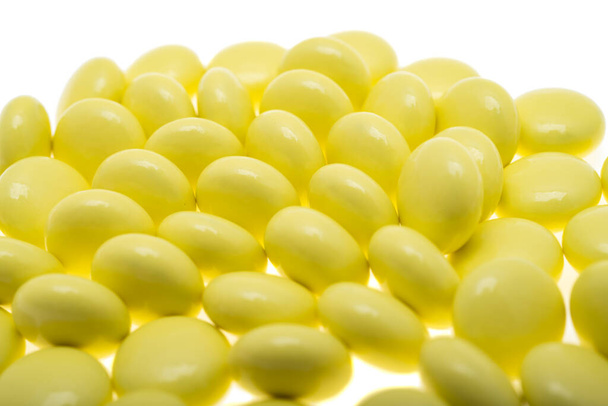 βαλεριάνα χάπια που απομονώνονται σε λευκό φόντο  - Φωτογραφία, εικόνα