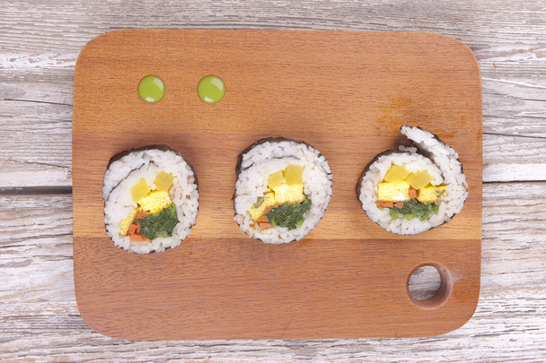 Sushi en wasabi aan boord. - Foto, afbeelding