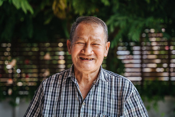detailní portrét šťastného asijského staršího muže dívajícího se do kamery. Starý thajský muž - Fotografie, Obrázek