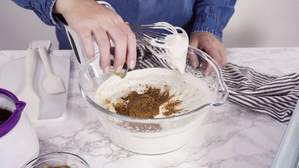Krok po kroku. Przygotowanie domowych lodów czekoladowych w ręcznym mikserze kuchennym. - Zdjęcie, obraz
