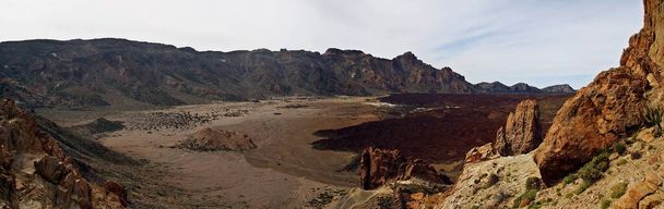 Panoramic view of the black lava from the Teide volcano. Viewpoint Roques de Garcia. Lava of the eruption of 1798 in the island of Tenerife, Canary Islands, Spain. - 写真・画像