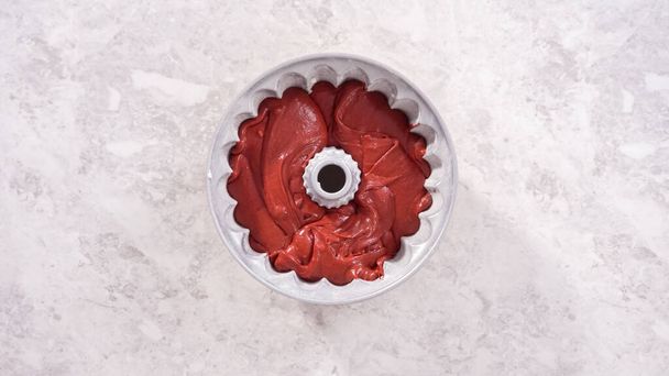 Acostado. Paso a paso. Verter la masa de pastel en un molde para hornear un pastel de terciopelo rojo. - Foto, imagen
