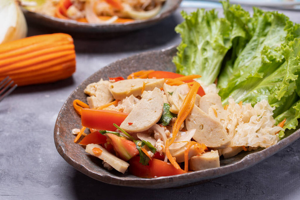 Пряный вьетнамский салат с колбасой - Фото, изображение