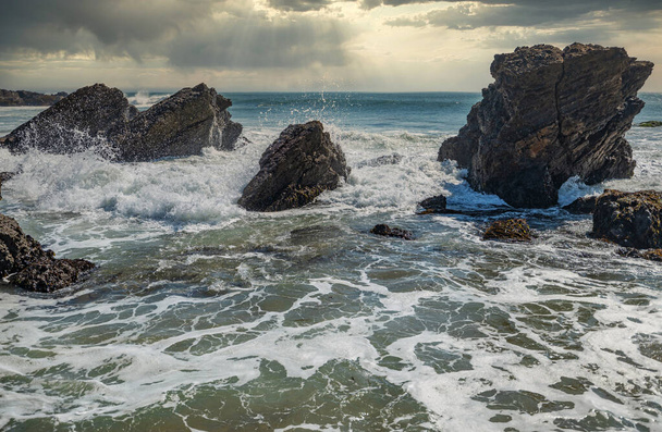 Beautiful seascape of the Pacific coast in California, waves, rocks, sky, sun. Concept, perfect postcard, and guide. - Photo, Image