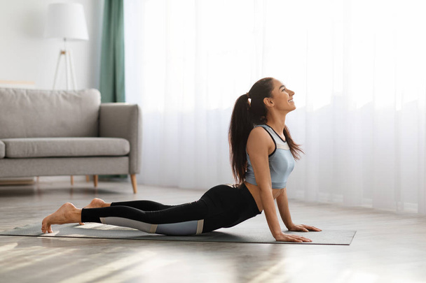 Zdravá mladá žena cvičí jógu doma - Fotografie, Obrázek