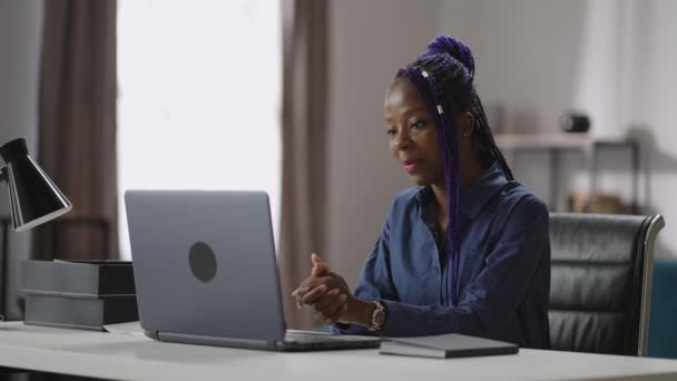 junge schwarze Frau kommuniziert per Videochat auf Laptop, chattet mit Kunden oder Kollegen aus ihrem Home Office - Filmmaterial, Video