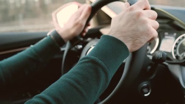 Egy férfi, aki egy modern Skoda autót vezet. Elölnézet, hogy az ember autót vezet. Férfi kéz a kormányon, 2021. március, Prága, Csehország.  - Felvétel, videó