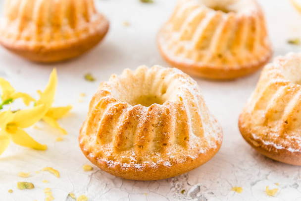 Hausgemachte leckere Mini-Zitronenkuchen (Muffins) auf weißem Hintergrund - Foto, Bild
