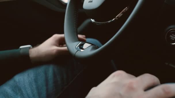 Man rijdt in een auto op een automatische piloot. Mannelijke handen op de knieën tijdens het rijden.  - Video