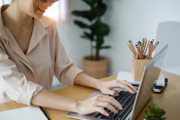 Видеоконференция, онлайн видео-звонок, крупным планом деловая женщина смотрит на экран ноутбука работает или смотреть вебинар на ноутбуке на рабочем месте. - Фото, изображение