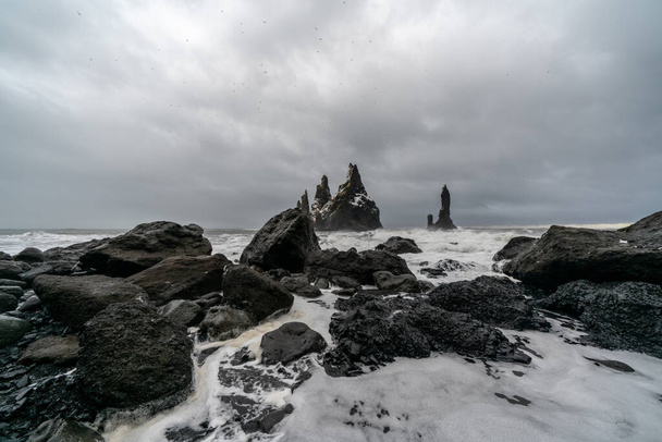 Basalte formations rocheuses Troll orteils sur la plage noire. Reynisdrangar, Vik, Islande - Photo, image
