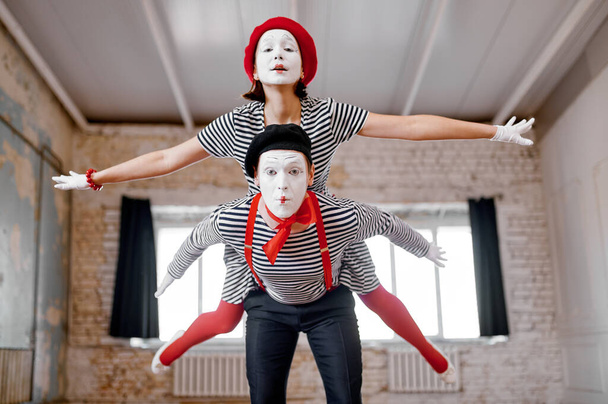 Deux artistes de mime, scène de parodie d'avion, comédie. Théâtre Pantomime, comédien, émotion positive, performance humoristique, imitation drôle du visage et grimace - Photo, image