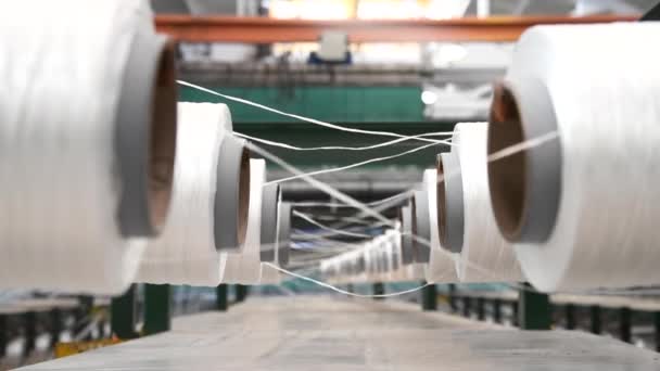 textielindustrie - garen spoolt op de draaiende machine in een textielfabriek - Video