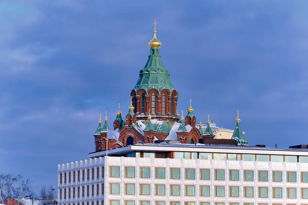 Uspenski katedrális, Szent Miklós templom, Helsinki, Finnország. Az előtérben a fehér modern irodaház. - Fotó, kép
