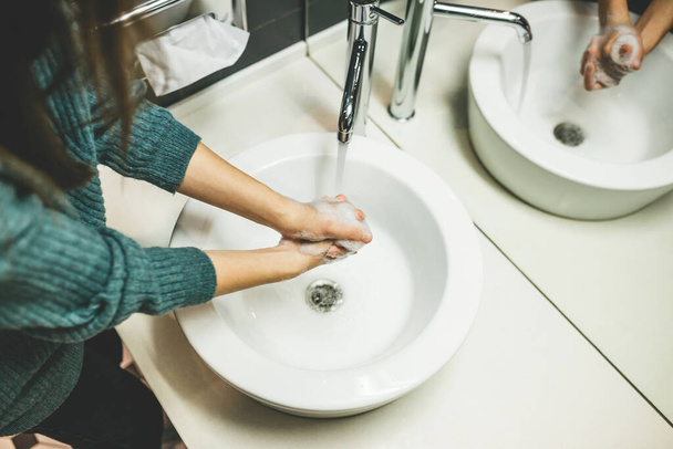 Kız ellerini yıkıyor. - Fotoğraf, Görsel