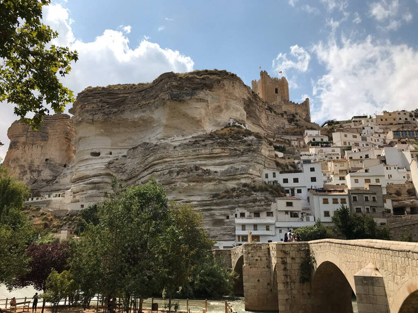 prohlídka města Alcal del Jucar, jeho staré město, jeskyně, mosty, řeka a hrad, který se nachází ve Španělsku. Zobrazit - Fotografie, Obrázek