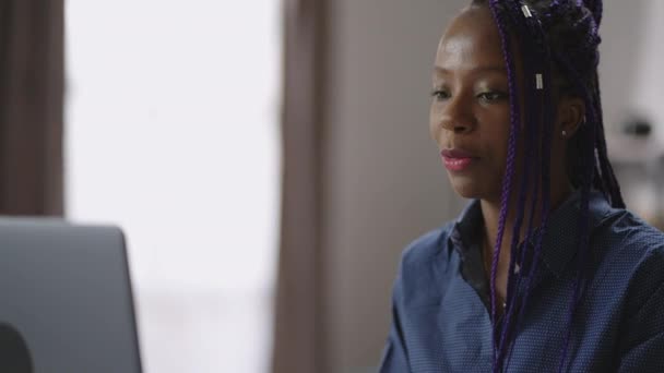 portret czarnej bizneswoman rozmawiając przez połączenie wideo online w laptopie w biurze domu, patrząc na kamerę internetową i czat, spotkanie biznesowe online lub webinar - Materiał filmowy, wideo