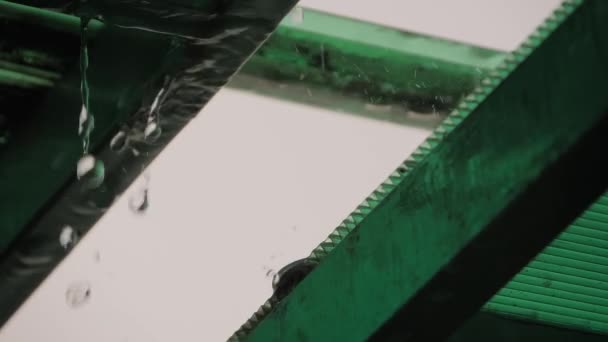 Hidastus - metallikatolta putoavat rankkasateet - lähikuva - Materiaali, video