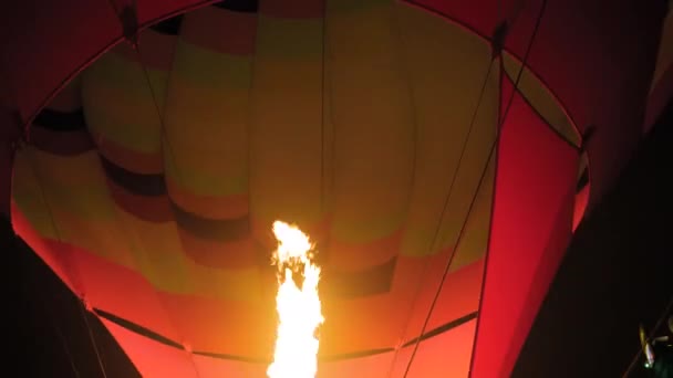 Fuego del quemador de gas en llamas de globos de aire caliente que se elevan por la noche - Metraje, vídeo