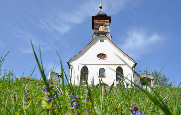 Kalvarienberg Calvary Church en Windischgarsten en primavera, Austria, Europa - Foto, Imagen