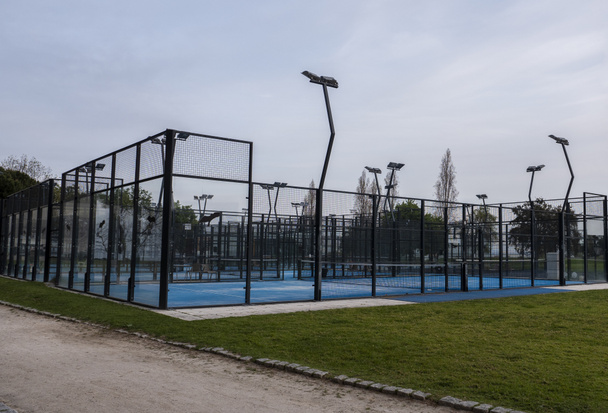 Campo de esportes para jogar padel tênis. Pôr do sol hora azul - Foto, Imagem