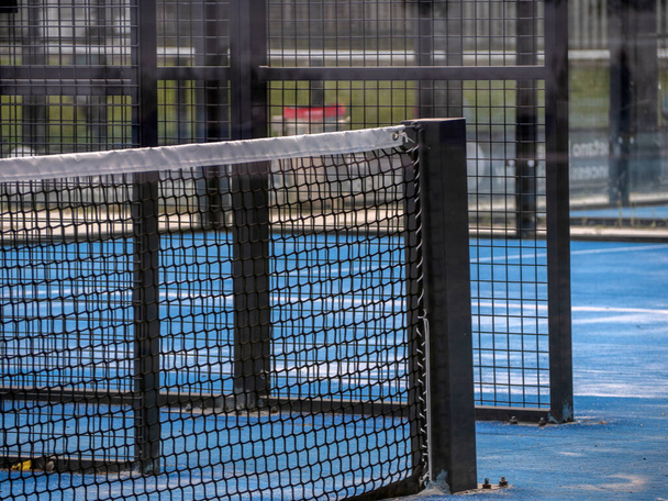 Campo sportivo per giocare a padel tennis. Tramonto ora blu - Foto, immagini