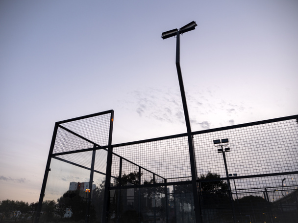 Campo de esportes para jogar padel tênis. Pôr do sol hora azul - Foto, Imagem