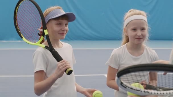 中出しともに遅いです二人の可愛いですcaucasian女の子ともにテニストレーニングを持っています一緒にチャット上の女子コーチ立ちオンコート屋内 - 映像、動画