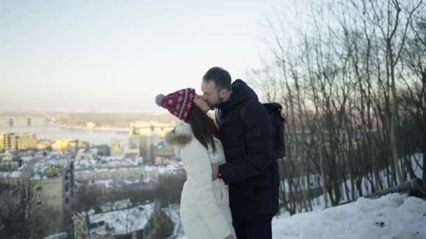 Boldog romantikus pár egy randin a napos téli napon. Szerelmi érzelmek. - Felvétel, videó
