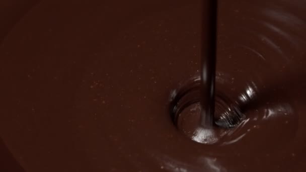 Verter chocolate caliente derretido oscuro premium, proceso de hacer dulces dulces de confitería, glaseado - Metraje, vídeo