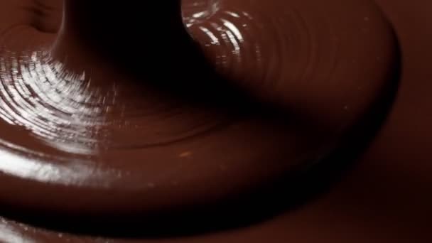 Nalévání tekuté prémie tmavá nebo mléčná čokoláda s ořechy, příprava cukrovinek dezert - Záběry, video