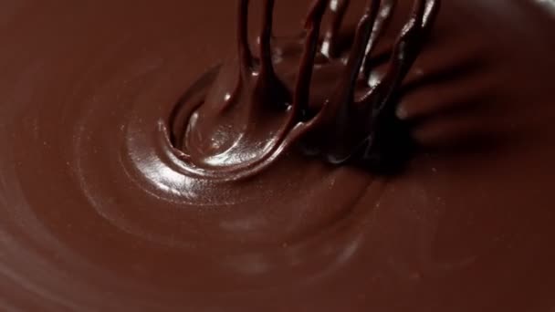 Chocolatier maakt biologische bittere handgemaakte dessert met noten, mengen, roeren gesmolten chocolade - Video